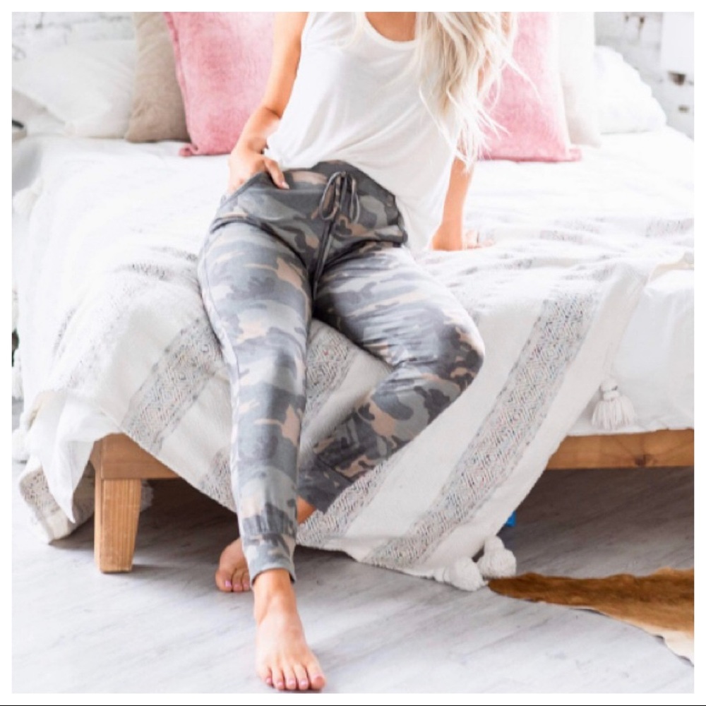 ✨LAST ONE✨CHIC CAMOUFLAGE JOGGERS - Picture 2 of 7